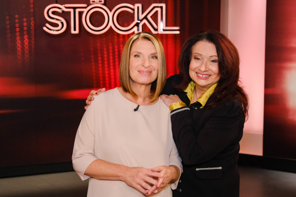 STÖCKL - Zu Gast bei Barbara Stöckl: * Verena Altenberger, Schauspielerin * Sabine "Sassy" Holzinger, Sängerin * Joesi Prokopetz, Musiker & Krimiautor * Gerald Karner, Generalstabsoffizier & Unternehmer Im Bild: Barbara Stöckl, Sabine "Sassy" Holzinger. - SENDUNG: 3sat - MI - 12.11.2025 - 00:25 Uhr - Foto: ORF/Günther Pichlkostner - Veröffentlichung honorarfrei nur für redaktionelle Berichterstattung in Sendungszusammenhang und mit Copyrightangabe. Kontakt: foto@orf.at